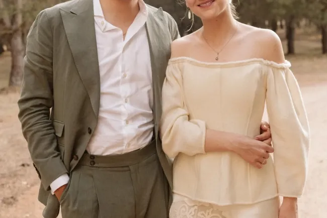 Tendencias en Vestidos de Novia 2024: La Magia Medieval Regresa con Sobrecotas, Mangas de Ángel y Escotes en Pico