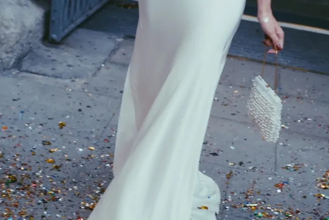 Slip Dress: La Elegancia Lencera que Domina las Bodas Civiles en 2024