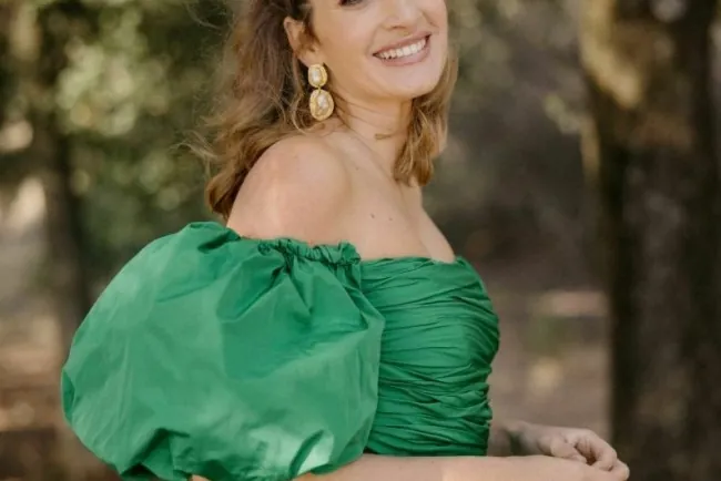 El Encanto del Verde Esmeralda: La Elección Perfecta para Invitadas a Bodas