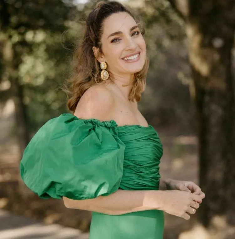El Encanto del Verde Esmeralda: La Elección Perfecta para Invitadas a Bodas