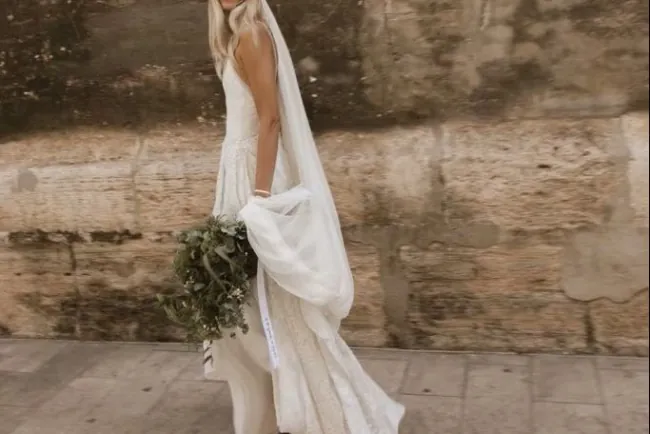 Marta y Borja: Una Boda Bohemia en Valencia con Un Vestido Único Diseñado por una Amiga