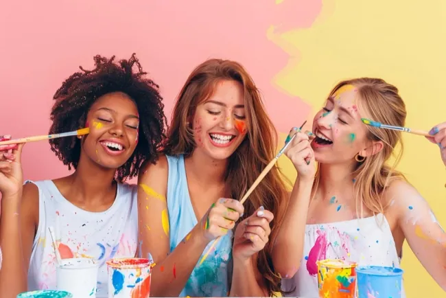 Despedida de Soltera Creativa: Saca Tu Artista Interior con una Sesión de Pintura, Música y Vino