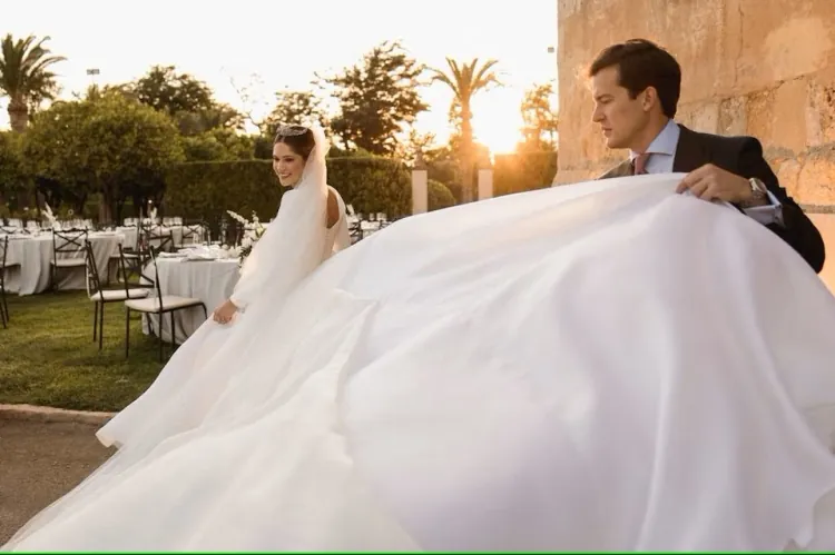 Lucía y Álvaro: Una Boda en Écija con Tradición y Elegancia en un Vestido Clásico de Navascués