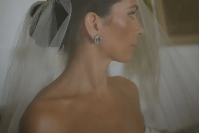 Tonos Empolvados: La Nueva Tendencia en Estilismos de Novias con Velos Etéreos