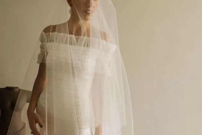 Velos Hasta la Cadera: El Toque Romántico y Atemporal para Novias Modernas