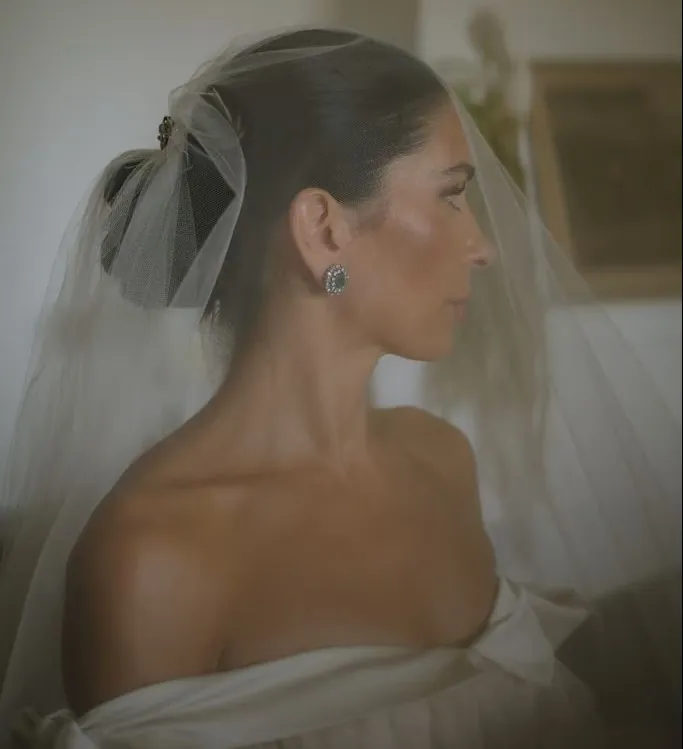 Tonos Empolvados: La Nueva Tendencia en Estilismos de Novias con Velos Etéreos