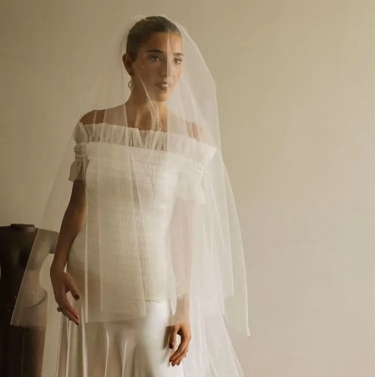 Velos Hasta la Cadera: El Toque Romántico y Atemporal para Novias Modernas