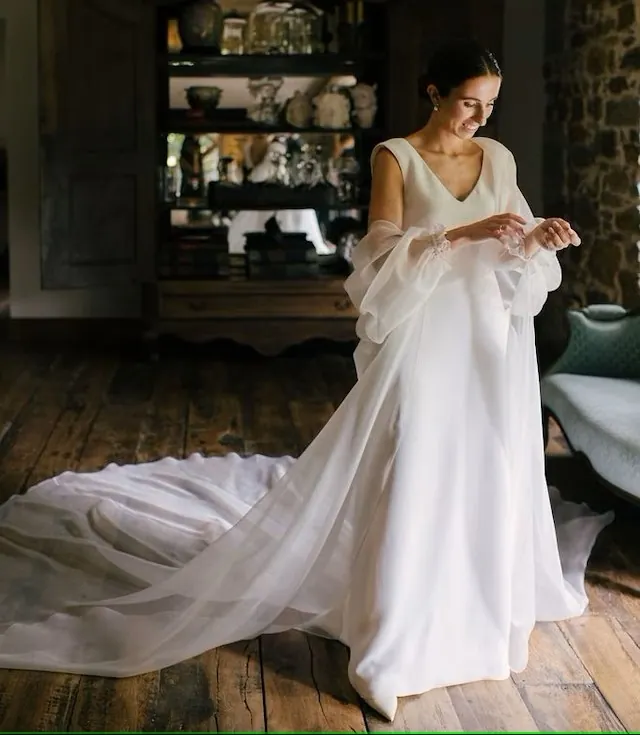 Anne deslumbra con un vestido de novia desmontable y elegante capa en su boda en Álava